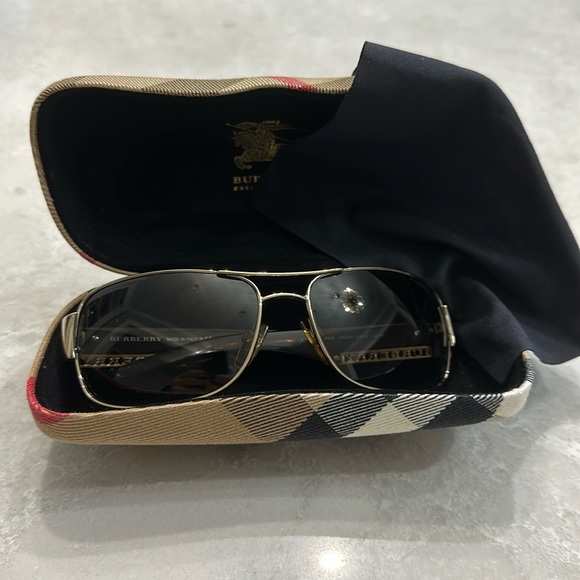 Burberry sunglasses 🕶️ - Picture 1 of 5